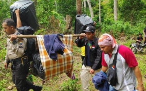 Kisah Perjuangan Petugas Rela Jalan Kaki Gotong Kotak Suara ke Pelosok Sulsel Demi Pemilu 
