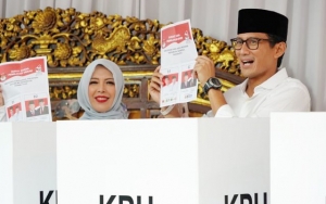 Masih Dengan Nuansa Biru, Penampilan Istri Sandiaga Nur Asia saat Nyoblos Jadi Sorotan