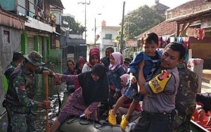 Warga Bandung Nekat Terjang Banjir ke TPS Pakai Perahu: Yang Penting Bisa Nyoblos