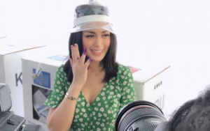 Tingkah Jessica Iskandar Kebingungan Nyoblos di TPS Jadi Sorotan, Penampilan Nyentrik Curi Perhatian