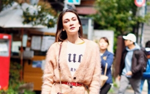 Luna Maya Bergelantungan di Pohon Seperti Monyet, Aura Cantiknya Jadi Perdebatan