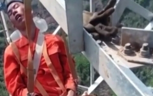 Pekerja Listrik Ini Bikin Ngeri Warganet Dengan Aksi Ekstrem Tidur Siang di Ketinggian 50 Meter