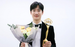 Lee Je Hoon Pamer Lengan Berotot Buat Goda Fans Nonton 'Traveler'