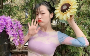 Sulli Tak Kapok Meski Dihujat dan Pose dengan Resleting Celana Dibuka