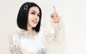 Syahrini Naik Jet Pribadi Mewah, Jepit Rambut Tak Ganti-Ganti Dikira 'Susuk' Beli di Abang Keliling