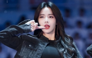 Solar Perform 'Fire' BTS di Konser Mamamoo, Aksi Robek Baju Bikin Heboh