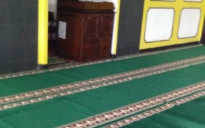 Jamaah Masjid Ngamuk dan Kembalikan Karpet Sumbangan Caleg Usai Disindir Perolehan Suara Kecil