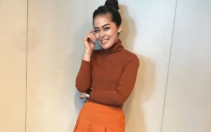 Gracia Indri Pakai Gaun Putih ala Pengantin Ngaku Nunggu Jemputan, Bakalan Nikah?