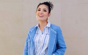 Nindy Pamer Foto Tenteng Tas Mirip Kantong Kresek, Dipuji Makin Fashionable