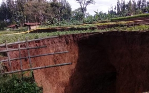 Warga Sempat Dengar Gemuruh, Lubang Besar yang Muncul di Sukabumi Diduga Dampak Sungai Bawah Tanah