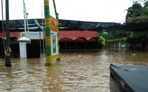 Jalur Pantura Pasuruan-Probolinggo Ditutup Akibat Banjir, Sepeda Motor Serbu Jalan Tol