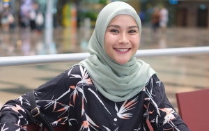 Zaskia Adya Mecca Banjir Pujian Saat Foto Bareng Mantan Istri Hanung Bramantyo