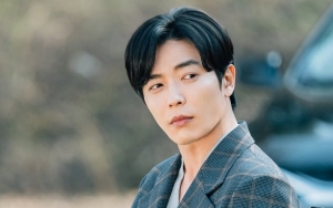 Foto Kim Jae Wook Gigit Bantal di 'Her Private Life' Bikin Netter Pengen