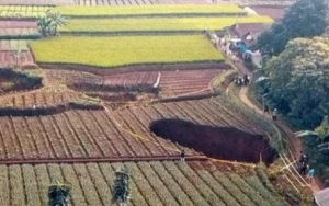 Lubang Raksasa di Jabar Berpotensi Membesar, Warga Diminta Terus Waspada