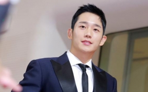 Jung Hae In Kesengsem Bak Orang Dimabuk Cinta di Teaser Baru 'Spring Night'