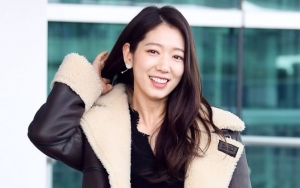 Park Shin Hye Super Girang Berlarian di Jalanan Inggris, Fans Ikut Bahagia
