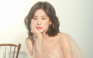 Song Hye Kyo Hadiri Fashion Show di New York, Make Up Tebal Jadi Sorotan 