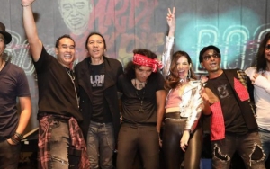 Suami Nia Ramadhani Jingkrak-Jingkrak dan Girang Ulang Tahun Dirayakan Bareng Band Favorit