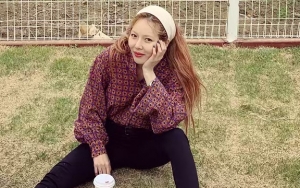 HyunA Dibilang Mirip Cewek Nakal Gara-Gara Pose Ngangkang di Pinggir Jalan
