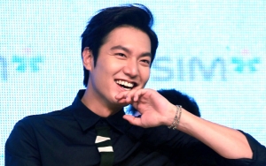Lee Min Ho Sibuk Utak-Atik Kamera di Postingan Baru, Ketampanan Disorot