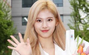 Sana Twice Tiduran dan Nyeker di Fansign Usai Nangis Bikin Fans Lega