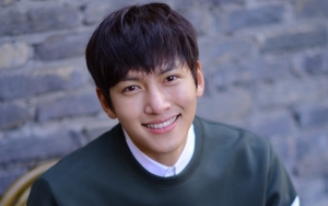 Ji Chang Wook Ganteng Banget Berangkat ke Jepang, Fans: Senyumnya Bikin Diabetes 