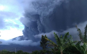 Gunung Sinabung Kembali Erupsi Usai 'Tidur' Selama Setahun Lebih, 4 Kecamatan Diselimuti Abu