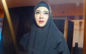 Indah Dewi Pertiwi Berderai Air Mata Saat Cerita Alasan Mantap Berhijab, Akui Takut Hal Ini