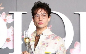 Ezra Miller Tampil dengan 7 Mata di Met Gala 2019
