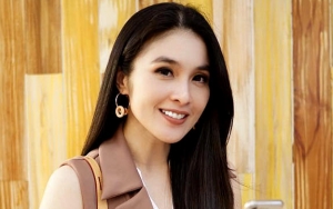 Bukti Sandra Dewi Terlalu Hemat, Kerap Pakai Tas Sama di Momen Berbeda