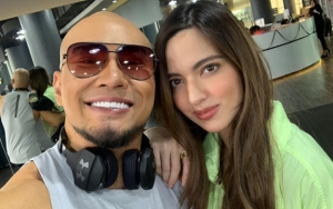 Deddy Corbuzier 'Nafsu' Rangkul Pinggang Nia Ramadhani, Gaya Melet Pamer Bulu Ketiak Dicibir Alay