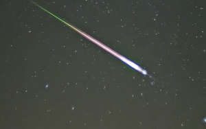 Heboh Fenomena Meteor Jatuh Terekam di Langit Kalimantan Tengah Buat Warga Takjub
