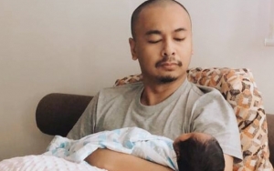 Raditya Dika Beber Alasan Belum Ingin Perlihatkan Wajah Bayi Alinea Meski Bikin Netizen Penasaran