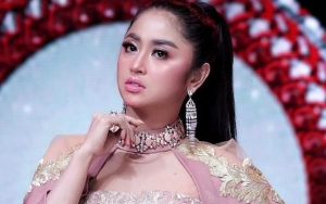 Penampilan Dewi Persik Bercadar Boyong Sang Ayah Dari Jember ke Jakarta Curi Perhatian
