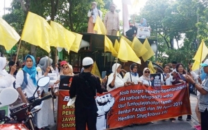  'Pasukan' Emak-Emak Geruduk Kantor KPU Surabaya Tuntut Diskualifikasi Paslon 01
