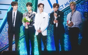 Boyong Piala Ketiga 'BET BET', Kocaknya NU'EST Jadi 'Manusia Jembatan' Buat Rayakan