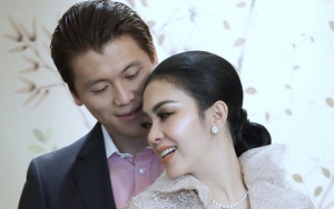  Syahrini Bagikan Momen Religius Suami Zikir, Netter Soroti Cara Reino Barack Pegang Tasbih