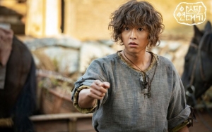 'Arthdal Chronicles' Rilis Foto Dekil Song Joong Ki, Netter: Tarzan Paling Ganteng