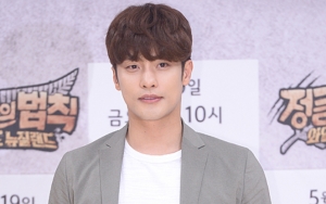 Sung Hoon Tampil Menawan dan Berkarisma Ala Eksekutif Muda di Foto Adegan 'Level Up'