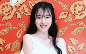 Sulli Dibilang Mirip Cewek Penghibur di Foto-Foto Barunya