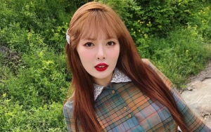 Manggung di Kampus, HyunA Bikin Heboh Masukkan Benda Ini ke Dadanya