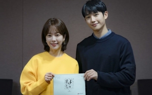 Han Ji Min dan Jung Hae In Habiskan Malam dengan Penuh Tawa di Poster Baru 'Spring Night'