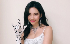 Sunmi Unggah Foto 'Cium' Cowok Familiar, Siapa?