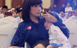  Jaga Anak Sambil Tetap Cantik, Ussy Sulistiawaty Banjir Pujian Netter