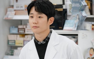 Jung Hae In Galau di Foto Adegan Baru 'Spring Night', Beber Punya Trauma Masa Lalu