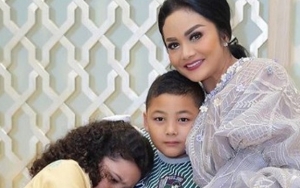  Krisdayanti Peluk Manja Anak Jelang Berbuka, Netter Ikut Gemas