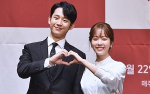 Jung Hae In dan Han Ji Min Gandengan Erat di Jumpa Pers 'Spring Night'