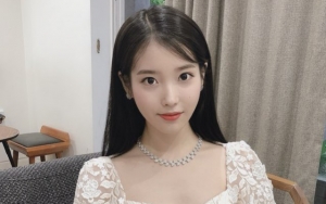 IU Buktikan Profesionalisme dengan Lakukan Ini Saat Terjadi Insiden Musik Mati