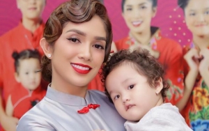  Baru 2 Tahun, Putri Bungsu Ussy Sulistiawaty Hobi Make Up dan Mahir Pakai Lipstik