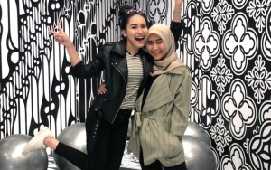 Foto Bareng Pacar Sang Adik, Ayu Ting Ting Kena Tegur Gara-Gara Posisi Tangan